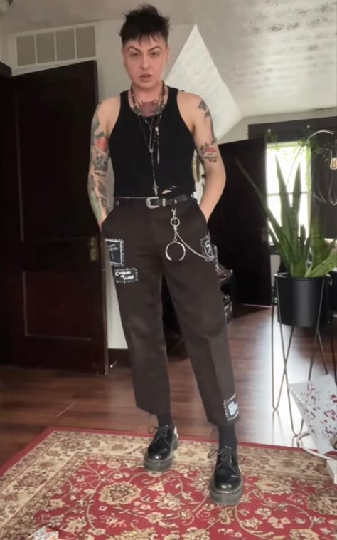 Punk Skater Outfits, Queer Goth Fashion, Masc Night Out Outfit, Masc Alternative Outfits, Queer Punk Aesthetic, Queer Alt Fashion, Trans Masc Grunge Outfits, Masc Tradgoth Outfits, Androgynous Fashion Grunge