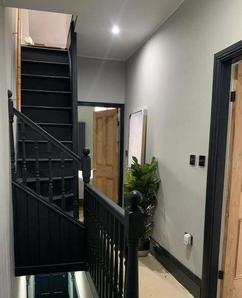 Stairs No Carpet, Hallway Black Doors, Hallway Feature Wall, Two Story Closet, White And Black House, Black Skirting, Staircase Banister Ideas, Black Trim Interior, Interior Door Ideas