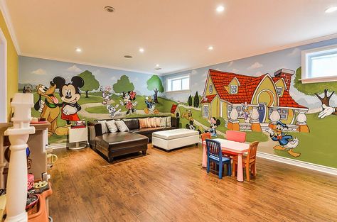 Fabulous mural of Mickey and friends in the playroom [Design: Murals By Marg] Disney Decor Bedroom, Disney Playroom, Disney Kids Rooms, Disney Themed Bedrooms, Playroom Mural, Disney Room Decor, Disney Bedrooms, Themed Kids Room, Tema Disney