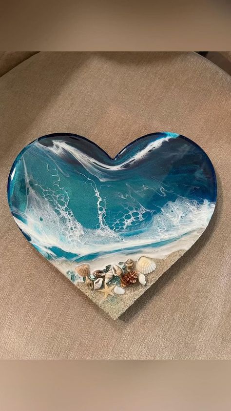 Resin Art With Seashells Diy, How To Resin Pour, Epoxy Pouring Techniques, Ocean Crafts Adults, Diy Beach Home Decor, Seaglass Resin Art, Beach Crafts For Adults, Resin Seashell Crafts, Diy Beach Art