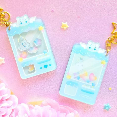 Pastel claw machine shaker charms! I've had many struggles in making shaker charms but I love them so much 🥹 i will not give up! 🩷🩵💜 Will you be able to get the one you want in the winning window? 👀 Available in etsy & my kofi shop ☺️ Kawaii Purple, Claw Game, Cute Key Chain, Kawaii Blue, Shaker Charm, Shaker Keychain, Acrylic Glue, Daisy Scouts, Pastel Gradient