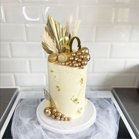 21st Birthday Cakes, Elegant Birthday Cakes, Elegant Birthday, Engagement Cakes, Neutral Colours, Buttercream Cake, 21st Birthday, Birthday Cakes, Neutral Colors