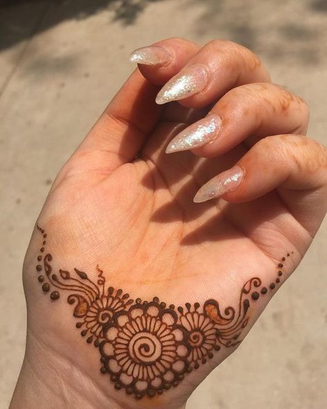 50 Easy And Simple Mehndi Designs For Beginners Step By Step! Simple Christmas Nails, Palm Henna Designs, Henna Tutorial, Palm Mehndi Design, Tato Jari, Simple Mehendi Designs, Pola Tato, Tato Henna, मेहंदी डिजाइन