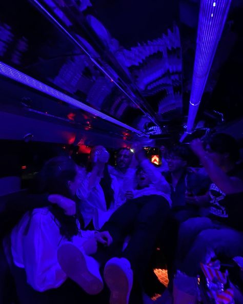 F1 After Party, Limousine Aesthetic, Limo Pics, Party Limousine, Sweet 18th Birthday Ideas, Limousine Party, Life With Friends, Limo Party, 18th Birthday Ideas