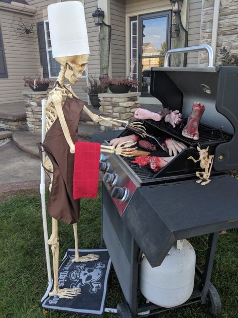 Funny Skeletons Poses, Halloween Decorations For Tables, Crafts Using Large Cardboard Tubes, Outside Halloween Decorations Scary, Skeleton Placement Ideas, Halloween Skeleton Bbq, Clever Halloween Decorations, Spooky Witch Decor, Haunted Walk Through Ideas