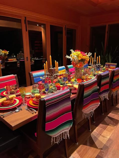 Vintage Mexican Party, Mexican Dinner Table, Mexican Dinner Party Decorations, Mexican Barro Decor, Mexican Decor Ideas, Mexican Table Setting, Christmas In July Party Ideas, Mexican Dinner Party, Mexican Plates