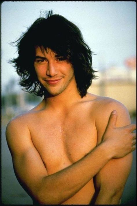 Photos Of Celebrities That Will Make You Nostalgic – Herald Weekly Keanu Reeves Young, Keanu Charles Reeves, Celebrity Trends, Family Fashion, Long Hair Styles Men, Keanu Reeves, Celebrities Male, Funny Facts, Lana Del Rey