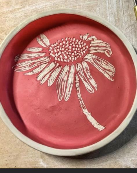 Ceramic Plate Carving, Embossed Pottery Ideas, Angoba Ceramics Plate, Carved Ceramic Plates, Scraffito Designs Plate, Scrafito Pottery Ideas, Pottery Etching Ideas, Scrafitto Ceramics Plates, Ceramic Sgraffito Ideas