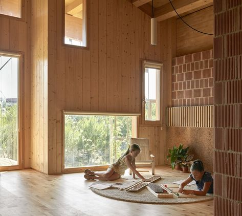 Sustainable Schools, Timber Architecture, Wooden Walkways, Kindergarten Design, School Interior, Montessori School, School Architecture, Residential Building, Residential Architecture