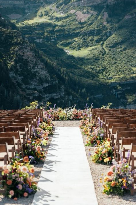 Dreamy Mountain Wedding, Backyard Wedding Lights, Wedding Venue Ideas Outdoor, Green House Wedding, Summer Wedding Venues, Wedding Forest, Field Wedding, Magic Day, Cottage Wedding