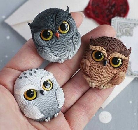 Follow to support me and to know how to make such craft Polymer Clay Owls, Clay Owl Diy, Owl Clay Art, Porcelana Fria Ideas, Clay Owls, Polymer Clay Owl, Clay Owl, Clay Moulding, Clay Wall Art