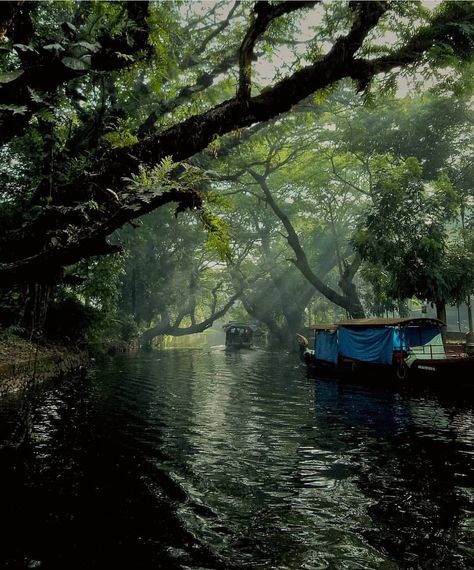 Discover India on Instagram: “Alleppey or Alappuzha is popularly known as the Venice of the East. . 📷 : @tibinaugustinephotography . . Use #DiscoverIndiaMagazine to make…” Travel Destinations In India, Kerala Travel, India Photography, Kerala Tourism, Photoshoot Model, Travel Magazine, Beautiful Photoshoot, Kerala India, Photography Instagram