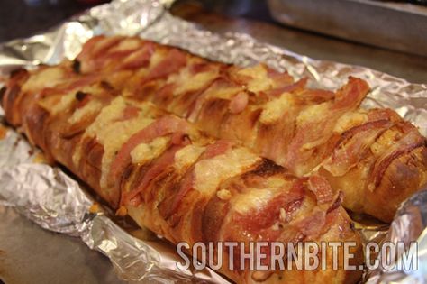 Swiss bacon bread; Mom sent me this recipe, so I'll probably make it next time she comes to visit. Bacon Bread, Plate Recipes, Crazy Food, Southern Plate, Biscuit Rolls, Bread Making, Bacon Recipes, French Bread, Salad Dressings