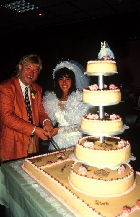 1990 wedding cake 90s Wedding, 1980s Wedding, Flower Wedding Cake, 80s Wedding, 50s Wedding, Reality Bites, The Wedding Singer, Fabulous Wedding, Wedding Scene