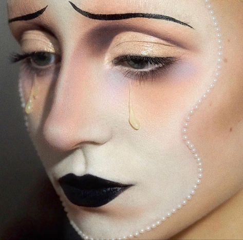 Pierrot Costume, Mime Makeup, Scarecrow Makeup, White Face Paint, Pierrot Clown, Drag Make-up, Avant Garde Makeup, Drag Makeup, Essence Cosmetics