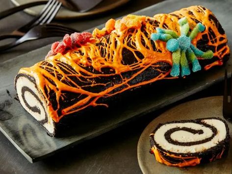 Oreo Roll, Appetizers Halloween, Halloween Oreos, Recipes Halloween, Chocolate Roll Cake, Chocolate Wafer Cookies, Orange Food Coloring, Halloween Dessert, Chocolate Roll