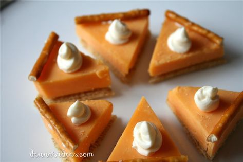 Mini pumpkin pie cheese appetizers | denna's ideas Cracker Appetizers, Mini Pumpkin Pie, Crackers Appetizers, Appetizers Thanksgiving, Finger Foods Party, Thanksgiving Pumpkin Pie, Canadian Thanksgiving, Mini Pumpkin Pies, Orange Cookies