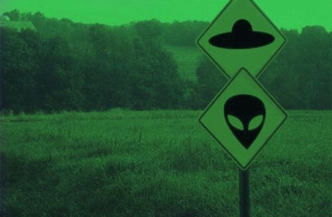 Alien Twitter Header, Alien Aesthetic Wallpaper Laptop, Alien Banner Discord, Space Aesthetic Green, Incel Aesthetic, Alien Core Aesthetic, Green Alien Aesthetic, Aliencore Aesthetic, Ufo Aesthetic