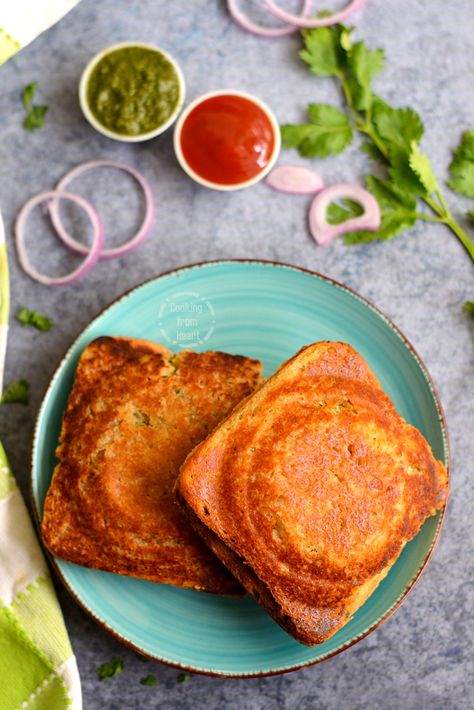 Mumbai Masala Toast Wise Pictures, Masala Toast, Toasted Sandwich Recipes, Cucumber Tea Sandwiches, Tea Party Sandwiches, Fast Food Drinks, Mumbai Street, Sandwich Menu, Mumbai Street Food