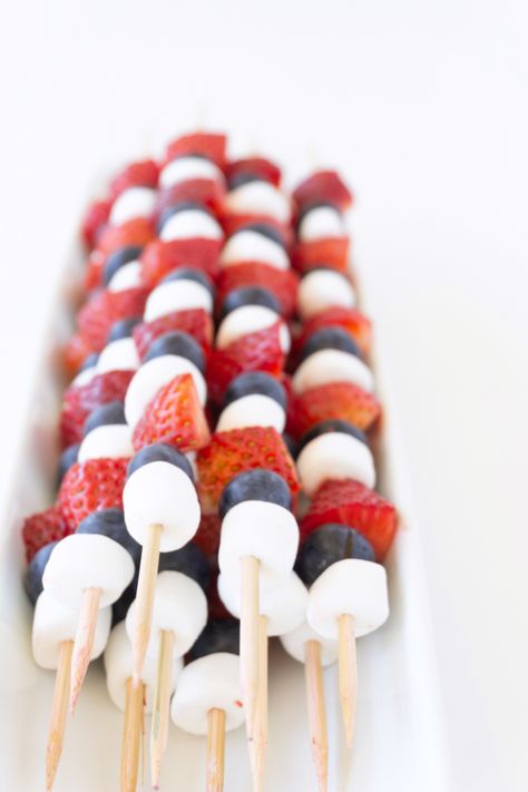 Easy Party Skewers, Fruit Birthday Snacks, Patriotic Fruit Kabobs, Childrens Party Food Buffet, Birthday Snacks For Adults, Kids Fingerfood Party, Simple Birthday Party Food, Kids Party Food Table, Kid Birthday Party Food