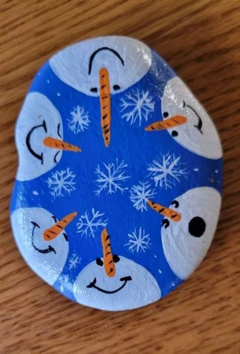 Winter Rock Painting Ideas, Christmas Painted Rocks, Winter Rocks, Christmas Pebble Art, Christmas Rocks, Rock Designs, Diy Rock Art, Rock Gifts, Festive Crafts