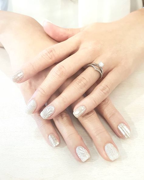 Shiki on Instagram: “🌟 All glam-ed up for Pre-wed shoot! White sparkles & metallic. ❤ . Thanks Amy for the super nice pre-wed nails design... love the details!…” Nails For Pre Wedding Shoot, Engagement Shoot Nails, Pearl Chrome, Bridal Nail, Bridal Nail Art, Pre Wedding Shoot, Manicure Nails, Wedding Nails Design, Nail Art Wedding