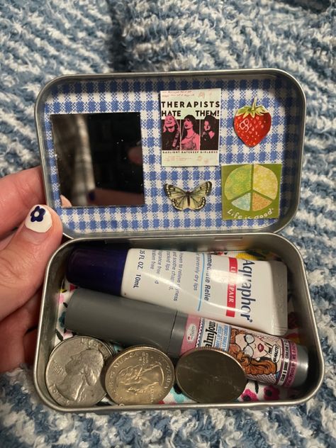 Cute Altoid Tin Ideas, Tin Wallet Ideas, Tin Wallet Aesthetic, Barkleys Mints Wallet, Mint Box Crafts, Altoid Wallet Ideas, Caja Aesthetic, Altoids Wallet Ideas, Altoids Tin Wallet