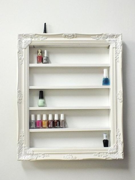 No matter how clean it may be, a cluttered bathroom always looks messy. Whip it into shape and put everything in its place with one of these easy DIY makeup organizers. Diy Makeup Organizer, Rangement Makeup, Penyimpanan Makeup, Toples Kaca, Polish Display, Makeup Organization Diy, Baroque Frames, Diy Vanity, Frame Shelf