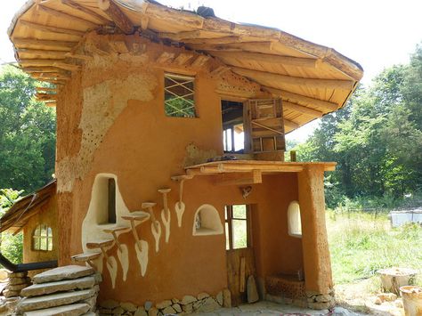 Why are cobb homes so beautiful?! I can barely contain myself Cobb Homes, Casa Do Hobbit, Amazing Stairs, Cob Building, Casa Hobbit, Earth Bag Homes, Straw Bale House, Eco Buildings, Earthship Home