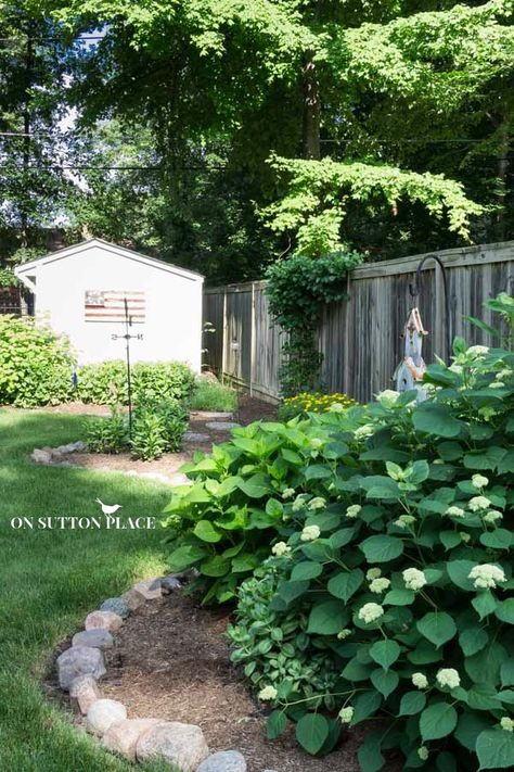 Garden Edging Stones, Stone Flower Beds, Rock Border, Garden Rock Border, Flower Bed Edging, Landscape Borders, Stone Landscaping, Diy Projektit, Farmhouse Landscaping