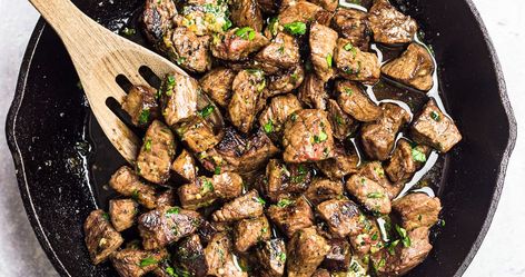 Juicy Garlic Butter Steak Bites - Sunday Supper Movement What To Eat With Steak, Top Sirloin Steak Recipe, Air Fryer Steak Bites, Good Steak Recipes, Garlic Butter Steak Bites, Sirloin Steak Recipes, Butter Steak Bites, Steak Bites Recipe, Homemade Garlic Butter