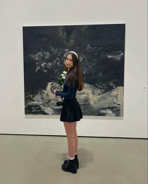 Layered Skirt Outfit, Art Gallery Date, Gallery Date, Gallery Outfit, Art Gallery Outfit, Museum Outfit, Black Tennis Skirt, Black Skirt Outfits, Outfit Date