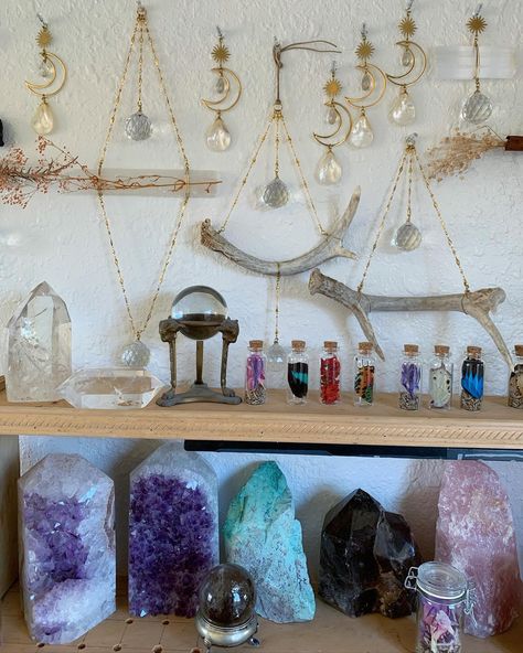 Crystal Display Ideas Decor, Crystal Display Ideas Diy, Crystal Shelf Display, Wrapping Crystals, Crystal Shelf, Metaphysical Store, Crystal Shelves, Crystal Display, Wire Wrapping Crystals