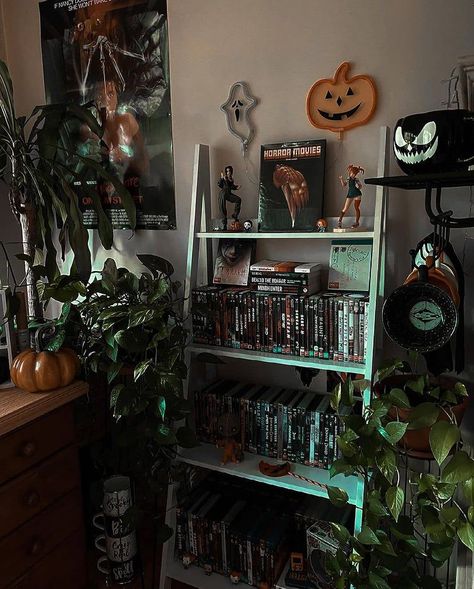 Horror Rooms Bedrooms, Room Ideas Aesthetic Horror, Halloween Room Aesthetic Bedroom, Horror Decorations Diy, Film Bedroom Aesthetic, Horror Apartment Decor, Horror Decor Interior Design, Horror Bedroom Decor, Horror Decor Ideas