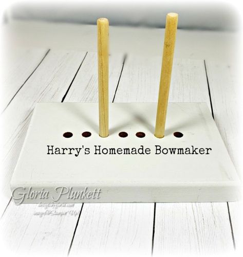 Gift Bow Tutorial, Bow Board, Bow Making Tutorials, Bow Maker, Homemade Bows, Door Signs Diy, Bows Diy Ribbon, Gifts Wrapping Diy, Diy Bows