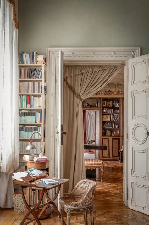 In an evocative piece of palazzo on Venice’s Giudecca Canal, Gian Carlo Bussei has imagined his rooms as the digs of a Napoleonic military officer Italy Homes Interior, Curtains And Pelmets, Painted Wainscoting, European Decor Style, Italy House, Marble Stairs, Modern Cottage, Antique Interior, Casement Windows