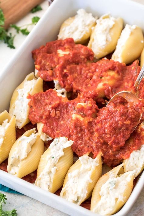 The BEST Stuffed Shells! Loaded with creamy, cheesy filling! This is an easy, filling, and coincidentally vegetarian dinner! Beef Recipes Easy Quick, Stuffed Shells With Spinach, Risotto Recipes Chicken, Shells Stuffed, Easy Risotto, Sugar Spun Run, Risotto Recipes Easy, Best Lasagna Recipe, Easy Lasagna Recipe