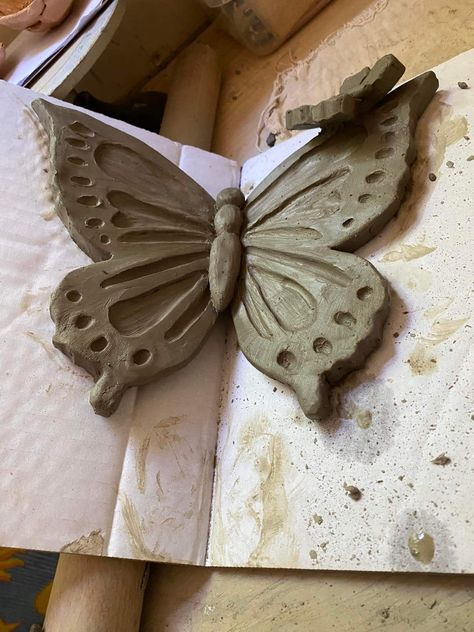 Monarch Butterfly Ceramic, Clay Crafts Butterfly, Butterfly Sculpture Clay, Butterfly Ceramics Ideas, Diy Clay Butterfly, Ceramic Butterfly Pottery, Butterfly Clay Art, Air Dry Clay Butterfly, Ceramics Butterfly