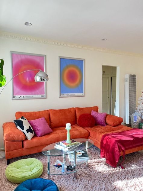 Gallery Wall Ideas Funky, Street Style Aesthetic Apartment, Orange Modern Bedroom, Living Room Aesthetic Colorful, Orange Couch Decor Ideas, Cozy Colorful Apartment Aesthetic, Funky Living Room Aesthetic, Living Room Decor Ideas Colorful, Living Room With Carpet Floors Ideas