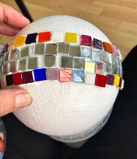 Mosaic Garden Balls, Mosaic Garden Ideas, Tile Art Projects, Mosaic Bowling Ball, Mosaic Tiles Crafts, Mosaic Birdbath, Mosaic Tile Mirror, Mosaic Art Diy, Mosaic Pots