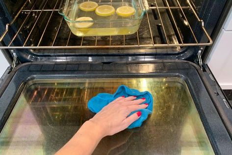 We Tested the Viral 1-Ingredient Oven Cleaning Hack Clean Oven With Lemon And Water, Lemon Oven Cleaner, Cleaning Electric Oven, How To Clean Oven With Lemon, Lemon Oven Cleaning Hack, How To Clean Your Oven With Lemons, Electric Oven Cleaning Hacks, Oven Cleaning Hacks With Lemon, Clean Oven With Lemon