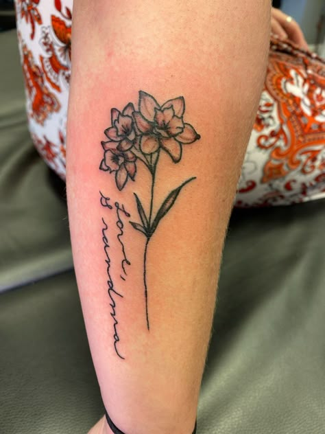 Tattoos For Grandparents Meaningful Flowers, Small Tattoo Grandma, Grandma Flower Tattoo, Grandma Signature Tattoo, Handwriting Tattoo With Flower, Handwriting Flower Tattoo, Birth Flower Memorial Tattoo, Grandparents Flower Tattoo, Flower Tattoo For Grandparents