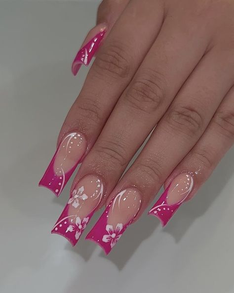 ig: nailsbyzairaa Hot Pink Nails Simple, Nail Inspo Hot Pink, Hawaiian Flower Nails Hibiscus, Hibiscus Nail Design, Floral Design Nails, 2000s Nail Art, Hot Pink Summer Nails, Shuffles Ideas, Pink Floral Nails