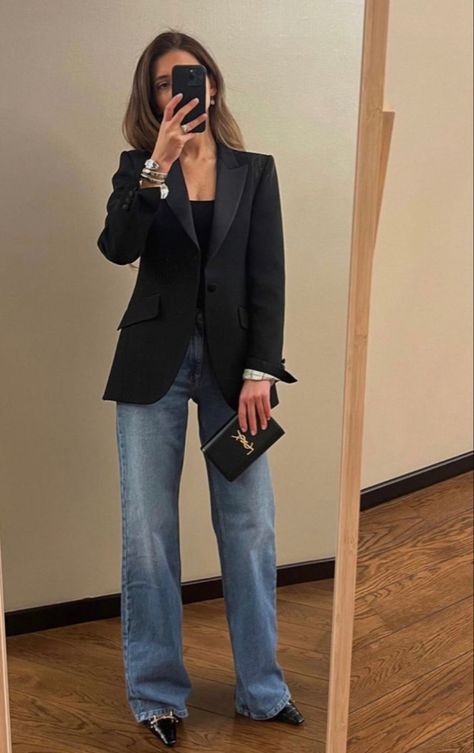 Black Blazer Going Out Outfit, Colbert Outfit, Blazer Going Out Outfit, Black Blazer And Jeans, Style A Black Blazer, Flared Jeans Outfit Fall, Style Black Blazer, Blazer And Jeans Outfit, Jeans Blazer Outfit