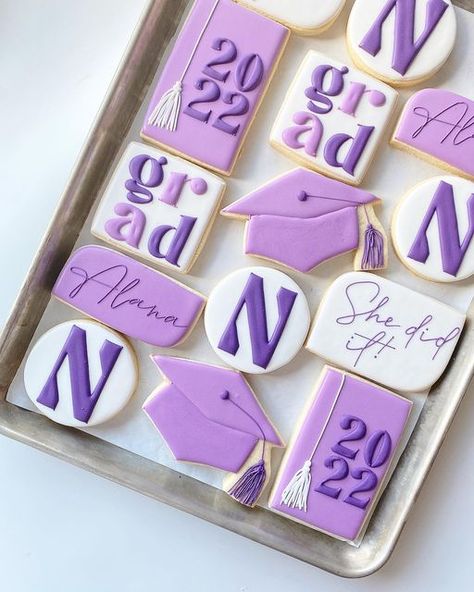 Purple Cookies, Cookie Techniques, Nurse Cookies, No Bake Sugar Cookies, Diy Graduation Cap, Graduation Party Planning, Grad Party Decorations, Cookie Business, Graduation Cookies