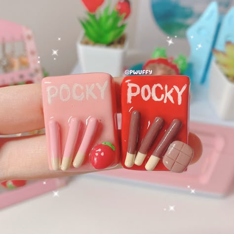 Clay Ideas Cute Easy, Cute Clay Food Easy, Cute Clay Art Ideas Food, Kawaii Clay Ideas Aesthetic, Clay Pins Diy, Cute Clay Art Ideas, Clay Cute Ideas, Diy Clay Charms, Clay Charms Aesthetic