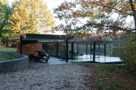 Zack Snyder says Bruce Wayne lived in his 'Batman v Superman' lake house since age 18 | Batman News Glass House Architecture, Modern Carport, Wayne Homes, Wayne Manor, Farnsworth House, Modernist Furniture, Batman V Superman, Glass Building, Countryside House