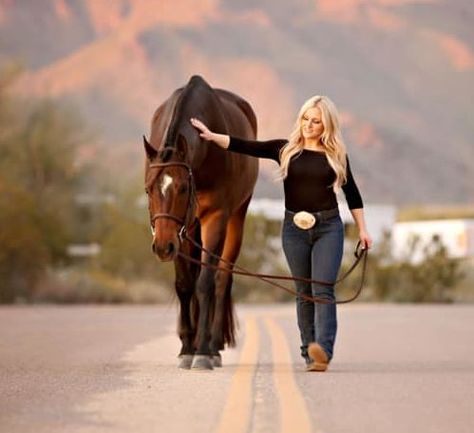 Horses Senior Pictures, Horse Photography Poses Photo Shoots, Cute Photos To Take With Your Horse, Horse Stable Photoshoot, Horse Photoshoot Poses, Horse Show Photography, Pictures With Your Horse, Equestrian Photoshoot Ideas, Senior Picture Ideas For Tomboys