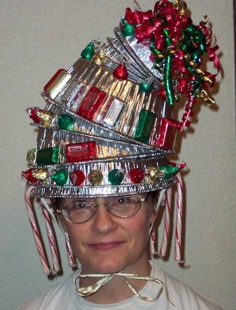 The Dragon's Chest: Wacky Christmas hat Christmas Hats Ideas Diy, Wacky Hat, Christmas Costumes Diy, Diy Christmas Hats, Funny Christmas Hats, Christmas Costumes Women, Christmas Party Hats, Diy Ugly Christmas Sweater, Diy Costumes Women