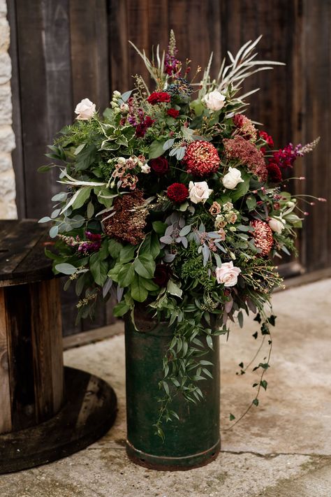 Christmas Flower Posies, November Wedding Flowers Uk, Red And Green Flower Arrangements, Winter Installation, White Wedding Flower Arrangements, Christmas Wedding Flowers, Winter Flower Arrangements, Colour Harmony, Outdoor Decks